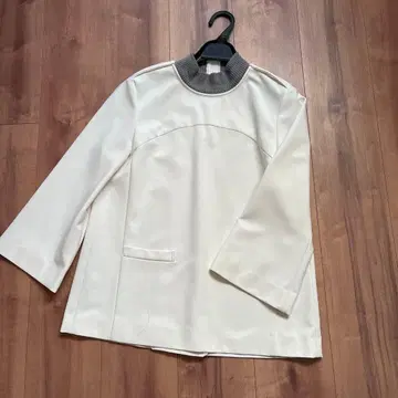 2회 착용 폭시 뉴욕 컬렉션 상의 이소재 스트레치