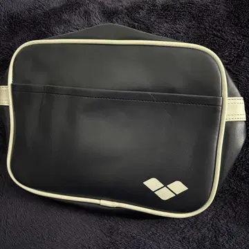 아레나 arena 숄더백 네이비 데상트