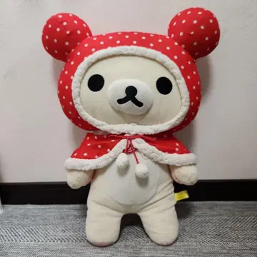 겨울 계절에 딱 맞는 차림 리락쿠마 빨간색 도트 후드를 착용