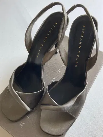 RICHARD TYLER 그레이 새틴 하이힐