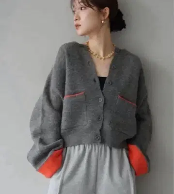 바이컬러 오버 니트 가디건 차콜 lumier 같은 형태