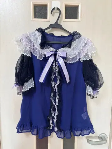 프릴 리본 포함 네이비 블라우스