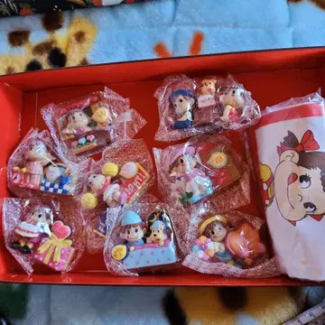 페코짱, 마스코트 8개와 손수건