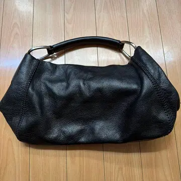 블랙 가죽 핸드백 내 포켓 부착