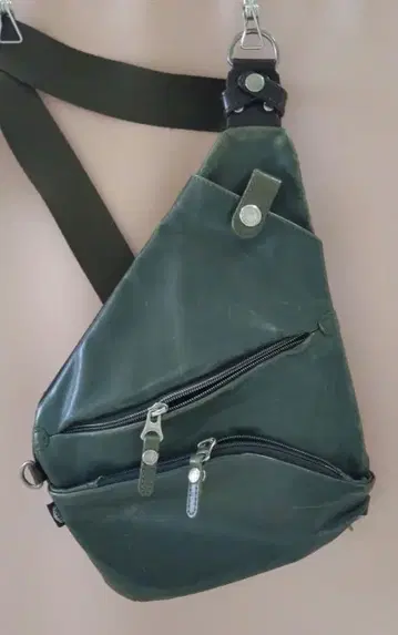 다크 그린 가죽 바디백 4포켓