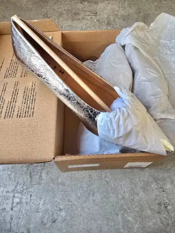 리본 모티브 스틸레토 힐펌프스 실버