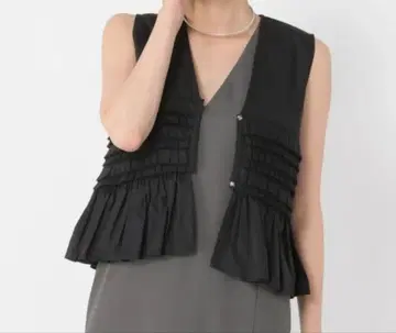 프릴 달린 블랙 슬리브리스 베스트