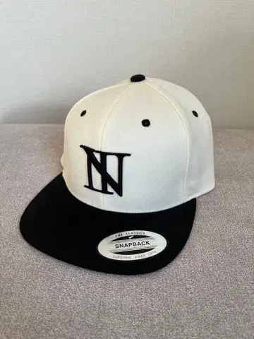 the BoneZ 화이트 스냅백 캡