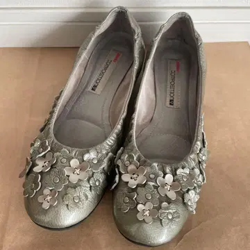 Composition 실버 꽃 장식 플랫슈즈