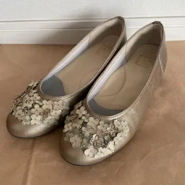 꽃 모티브 골드 플랫슈즈