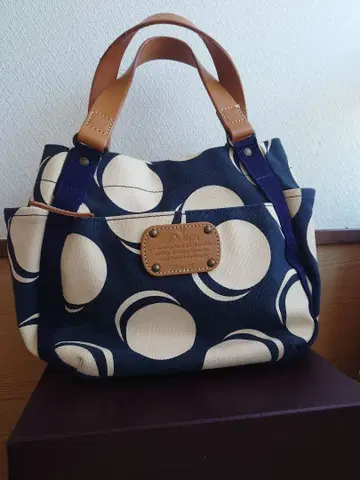 다코타 네이비와 크림의 도트 무늬 숄더백