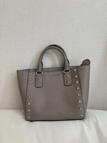 MICHAEL KORS 스터드 핸드백 그레이