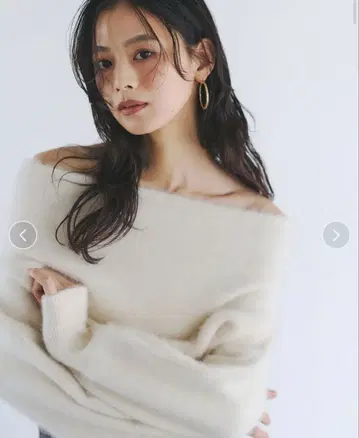 아뉴앙스 라쿤 폭스 오프숄더 니트 풀오버