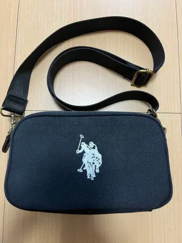 U.S. POLO ASSN 로고 자수 숄더백 블랙