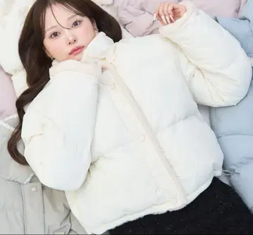 화이트 숏 기장 다운 자켓
