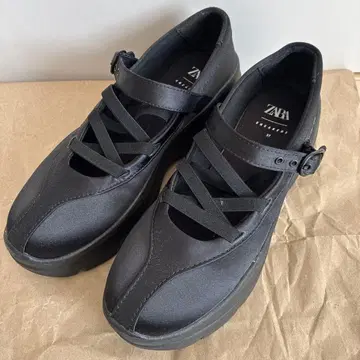 새상품급 ZARA 새틴풍 스트랩 발레리나 슈즈 블랙 37 초기 얼룩 있음