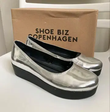 SHOE BIZ COPENHAGEN 실버 플랫 신발 덴마크
