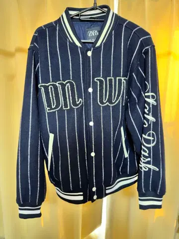 [ 완판템 ] ZARA 네이비 스트라이프 바시티 자켓 패치 자수 포함