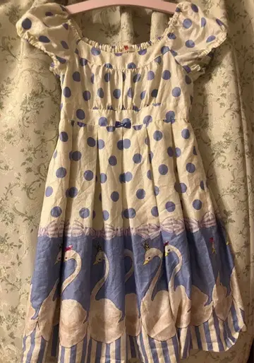 편의점 에밀리 템플큐트 백조 패턴 원피스