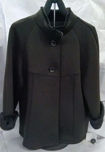 새상품 블랙 퍼 달린 피코트 안감 없음