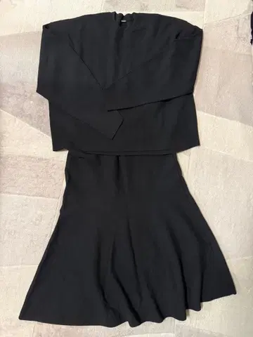 Mila Owen 블랙 스커트 셋업