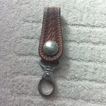 브라운 가죽 키링 뜨개질 디자인
