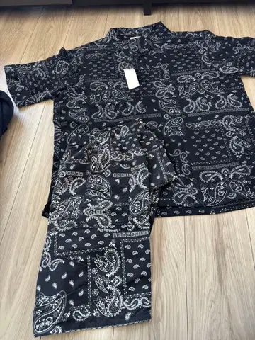 미사용 새상품 GU 페이즐리 무늬 셋업 XL