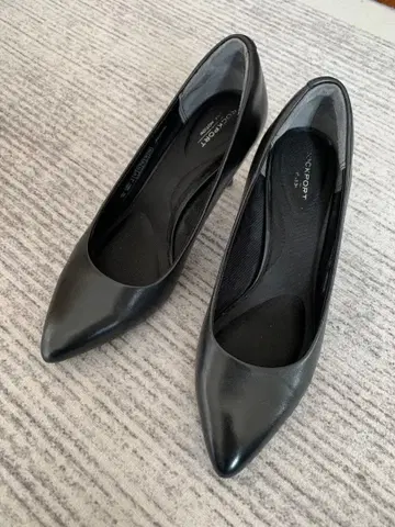 새상품급 락포트 블랙 펌프스 22