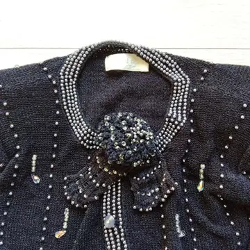 비즈 장식의 블랙 가디건과 스커트 세트 니시타 타케오