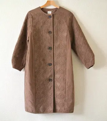 chambre de charme 퀼팅 자수 코트 노카라 코트