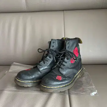 닥터마틴 장미 자수 부츠