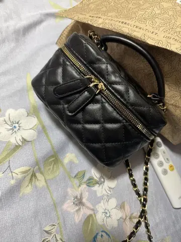 블랙 퀼팅 숄더백