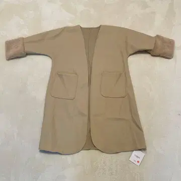 퍼가 달린 베이지 롱 코트