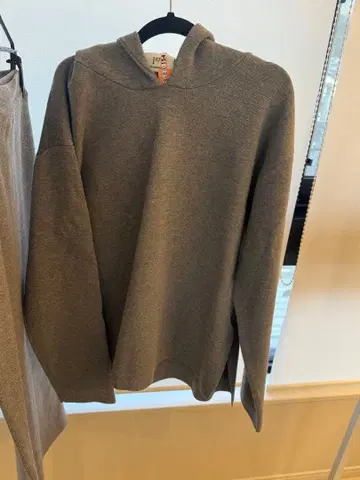 프리미에 아롱디스망. 그레이 후드 부착 셋업