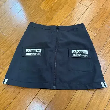[ adidas ] 블랙 미니 스커트