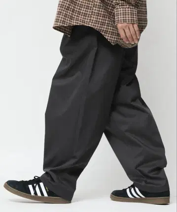 프릭스스토어 와이드 실루엣 트윌 턱 테이퍼드 팬츠