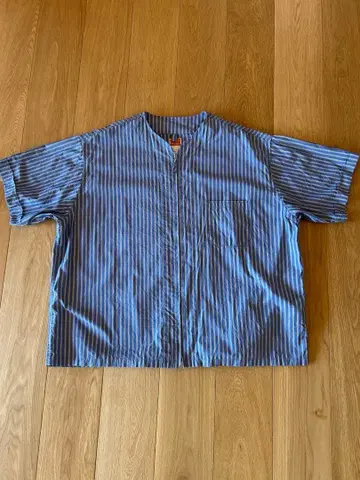 파랑과 화이트 스트라이프 반팔 셔츠