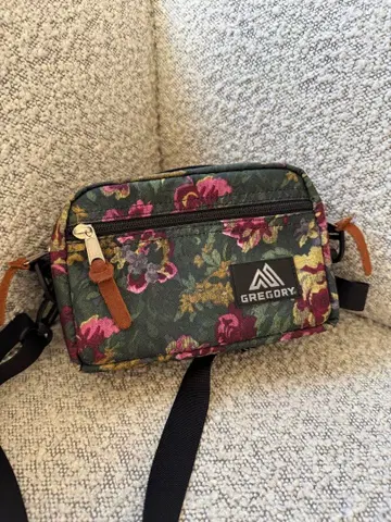 GREGORY 꽃무늬 패디드 숄더 파우치 S