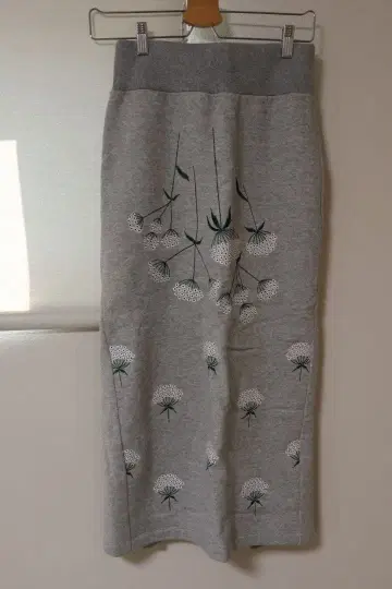 마메 쿠로고치 자수 맨투맨 스커트