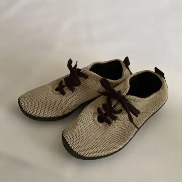 베이지 뜨개질 스니커즈