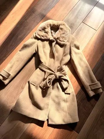 베이지 울 코트 퍼 옷깃 벨트 포함