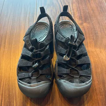 KEEN 아웃도어 샌들 블랙