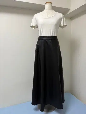 crewre 페이크 레더 드레이프 스커트 블랙