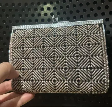 손뜨개질 가방으로, 안쪽도 바깥쪽도 반짝반짝 골드 컬러로 빛나고 있습니다