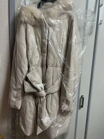 CECIL McBEE 후드 부착 베이지 다운 자켓