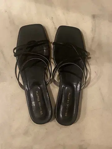 블랙 스트랩 샌들