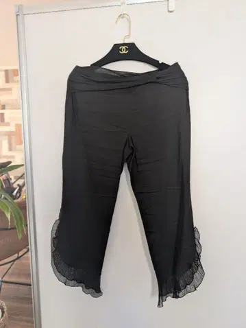 엠포리오 아르마니 프릴 장식 블랙 팬츠