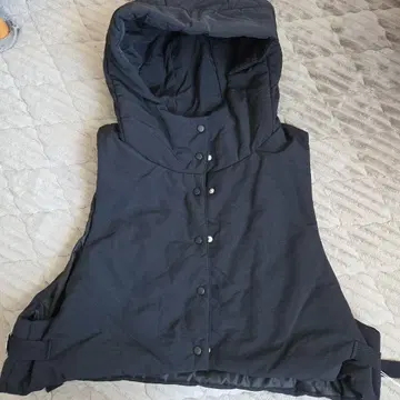 블랙 후드 오버사이즈 쇼트 기장 사이드 테이프 다운 베스트