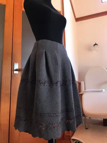 엠즈 그레이시 레이스 자수 무릎 기장 스커트 사이즈 36