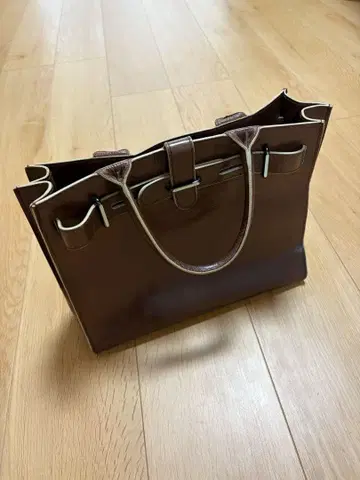 FURLA 브라운 가죽 핸드백 스터드 부착